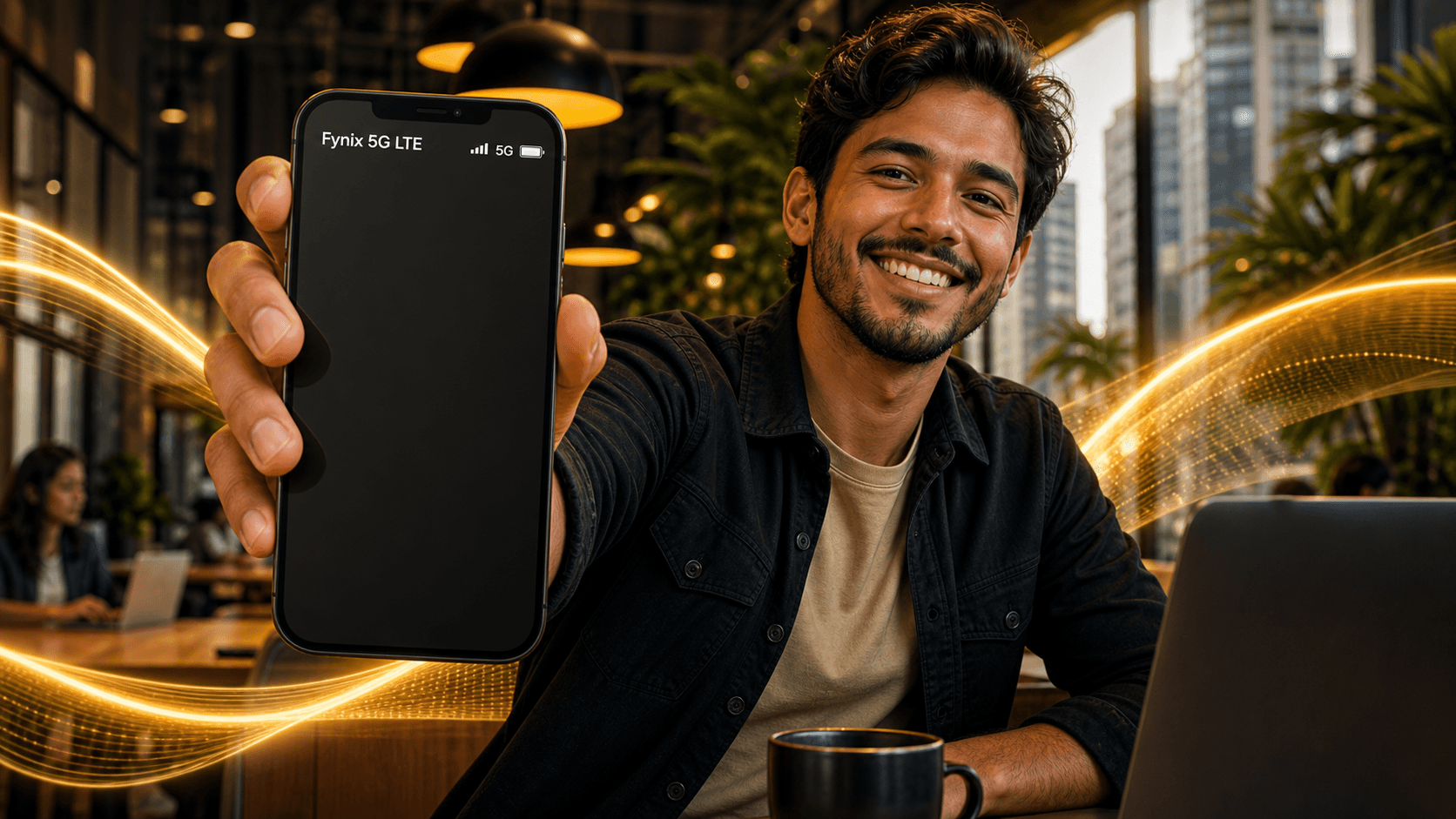 Pessoa feliz mostrando celular com rede Fynix 5G LTE